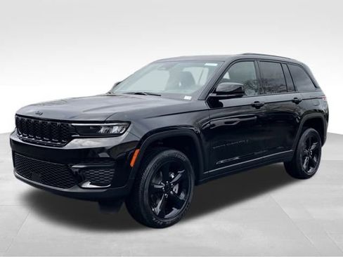 New 2025 Jeep Grand Cherokee Altitude image 3