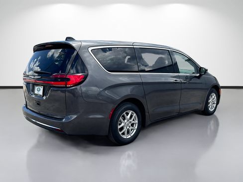 Used 2023 Chrysler Pacifica Touring-L FWD image 5