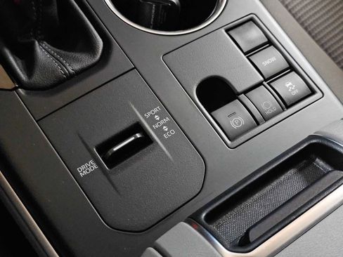 Used 2023 Toyota Highlander LE image 33