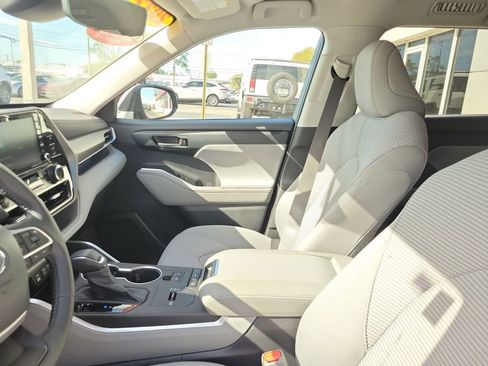 Used 2022 Toyota Highlander LE image 18