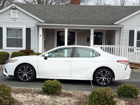 Used 2019 Toyota Camry SE FWD image 3