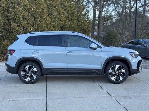 New 2026 Volkswagen Taos SE image 8