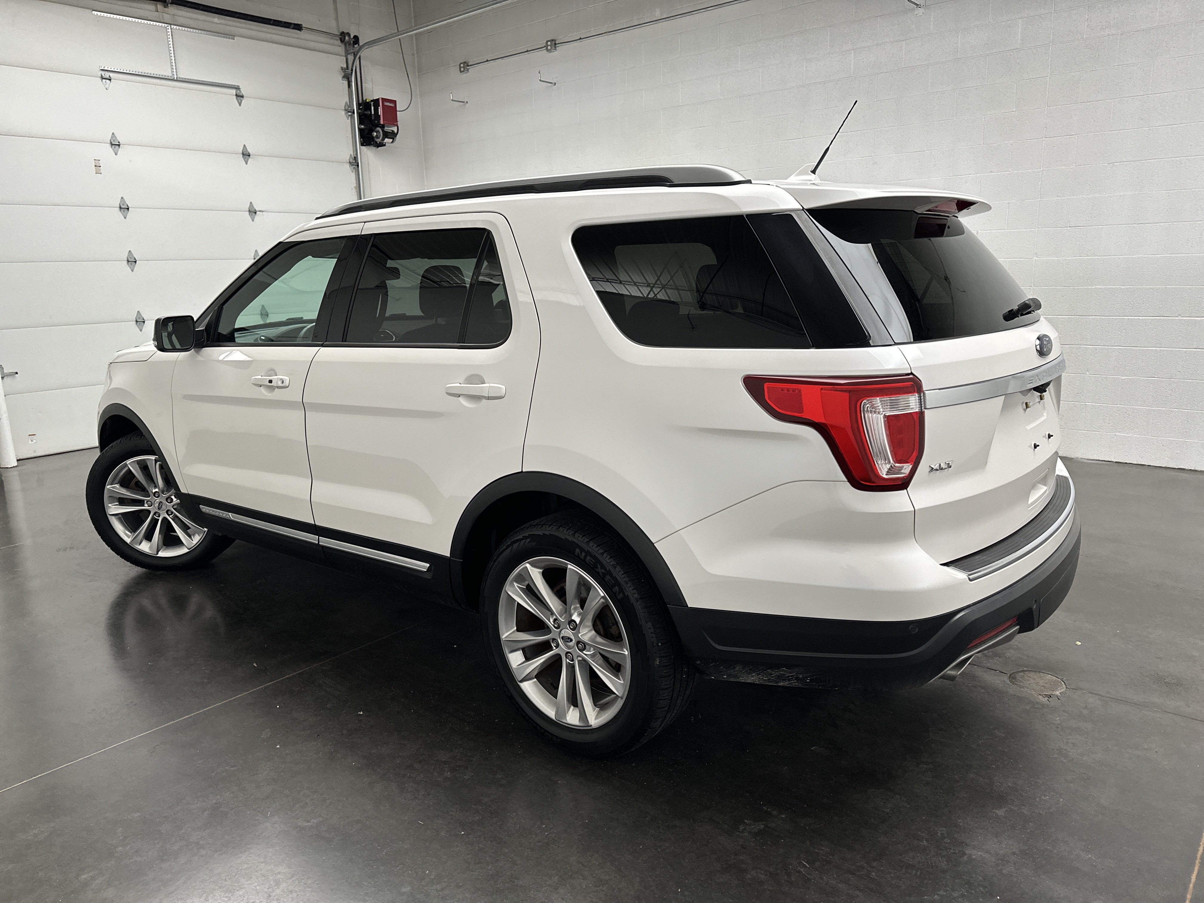 Used 2018 Ford Explorer XLT w/ Equipment Group 202A AWD/4WD image 7