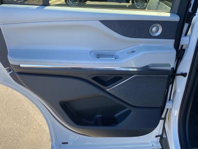 New 2026 Lincoln Navigator Reserve AWD/4WD image 9