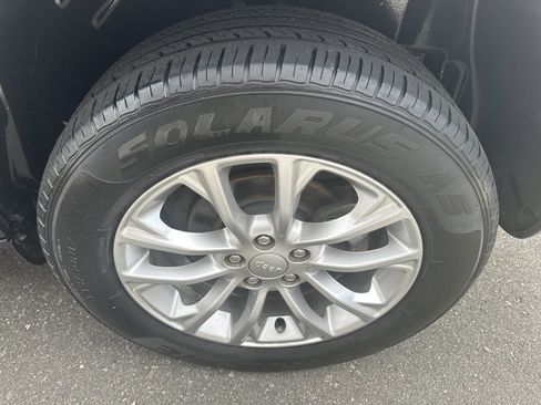Used 2019 Jeep Cherokee Latitude w/ Cold Weather Group FWD image 30