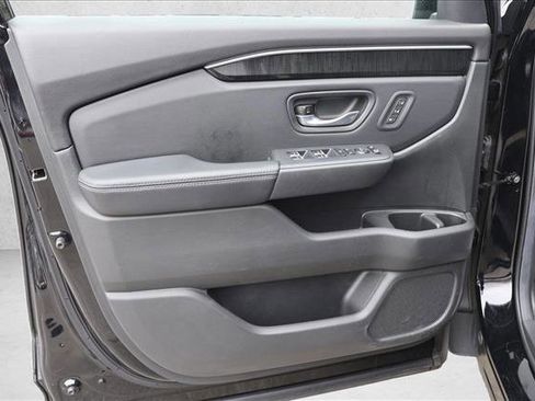 Used 2025 Honda Pilot Elite image 12