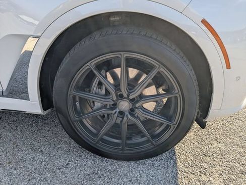 Used 2023 BMW X7 xDrive40i w/ Premium Package AWD/4WD image 9