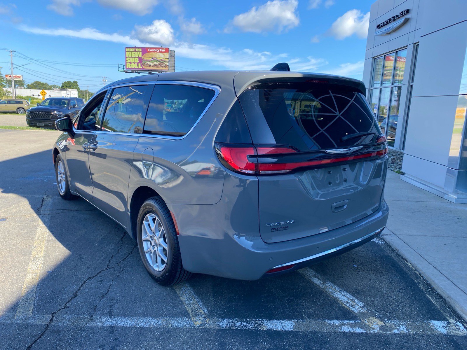 Used 2025 Chrysler Pacifica Select FWD image 3