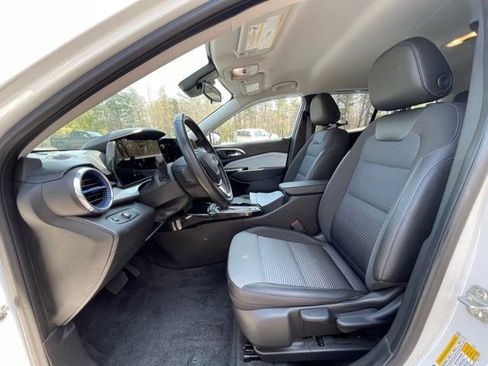 Used 2024 Chevrolet Trax LT w/ Driver Confidence Package FWD image 19