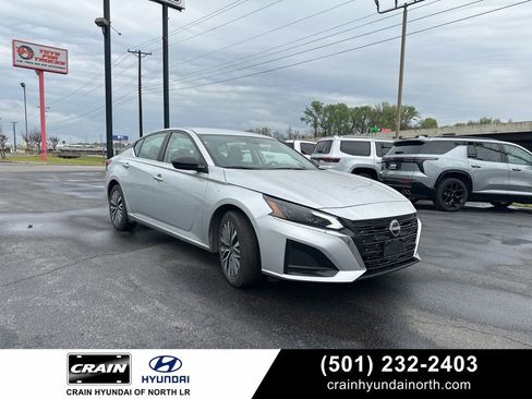 Used 2024 Nissan Altima 2.5 SV image 1