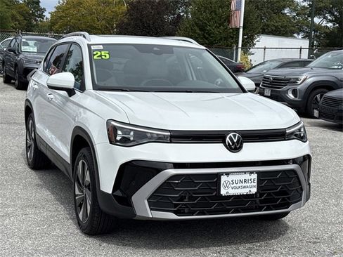 Used 2025 Volkswagen Taos SE image 2