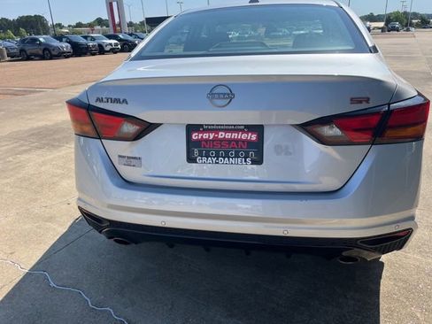 Used 2025 Nissan Altima 2.5 SR FWD image 2