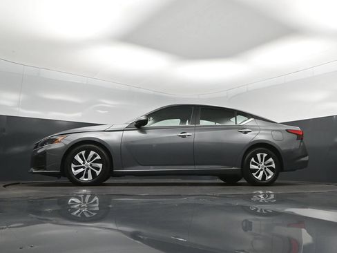 Used 2025 Nissan Altima 2.5 S FWD image 39