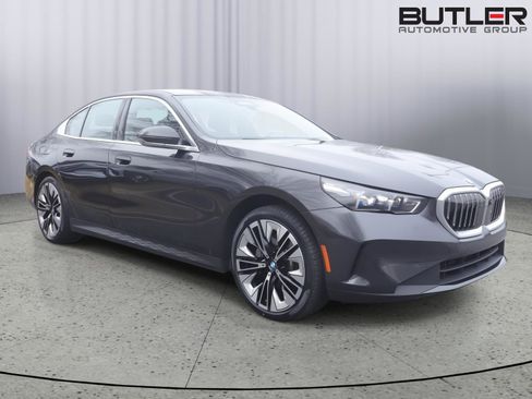 Certified 2025 BMW 530i image 3