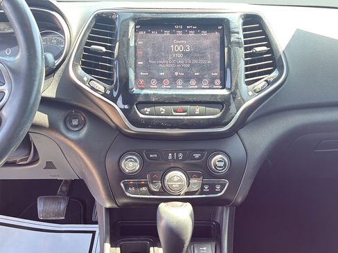 Used 2019 Jeep Cherokee Limited FWD image 29