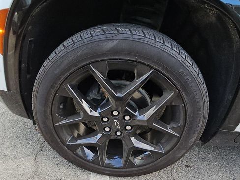 Used 2024 Chevrolet Traverse RS FWD image 2