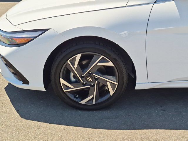 Used 2025 Hyundai Elantra Limited FWD image 10