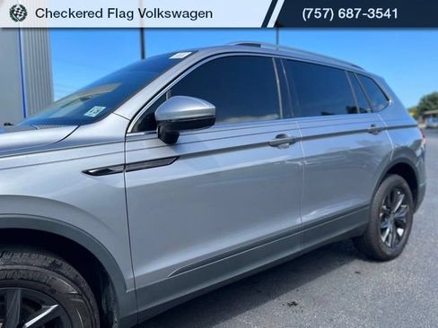 Used 2024 Volkswagen Tiguan SE AWD/4WD image 3