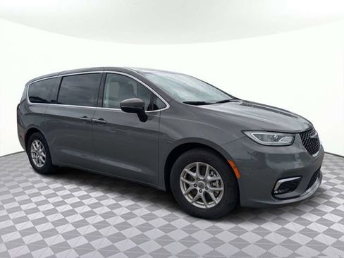 Used 2023 Chrysler Pacifica Touring-L FWD image 2