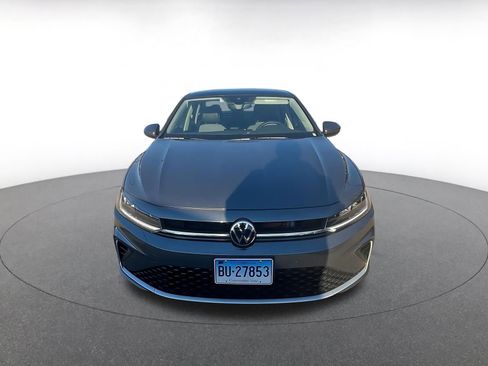 Used 2025 Volkswagen Jetta SE image 2