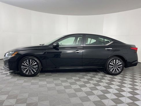 Used 2024 Nissan Altima 2.5 SV FWD image 5