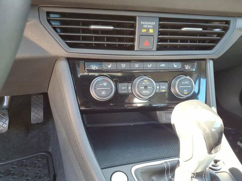 Used 2023 Volkswagen Jetta SE w/ Panoramic Sunroof Package FWD image 12