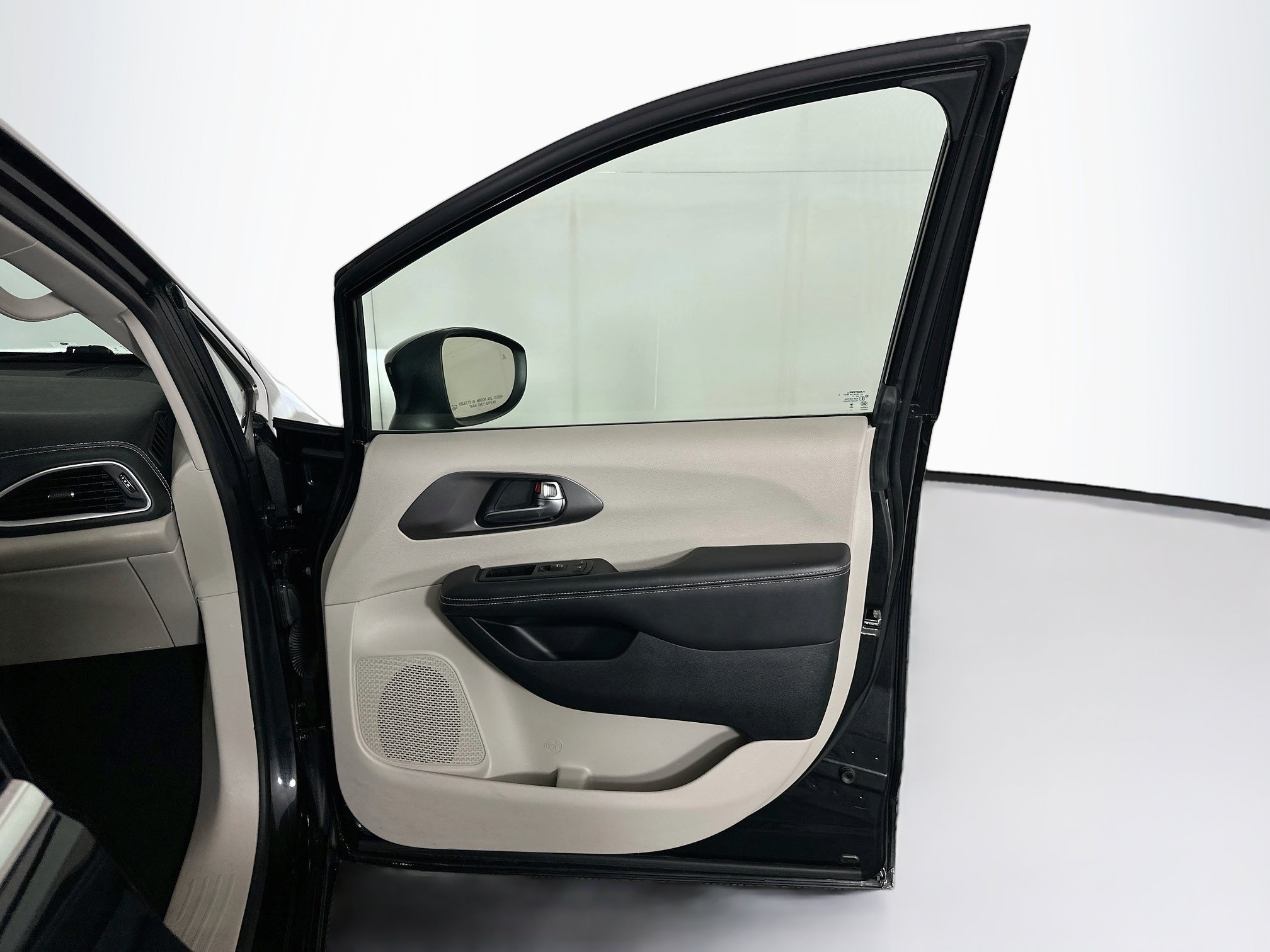 Used 2023 Chrysler Pacifica Touring-L FWD image 32