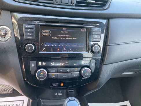 Used 2018 Nissan Rogue SV image 22