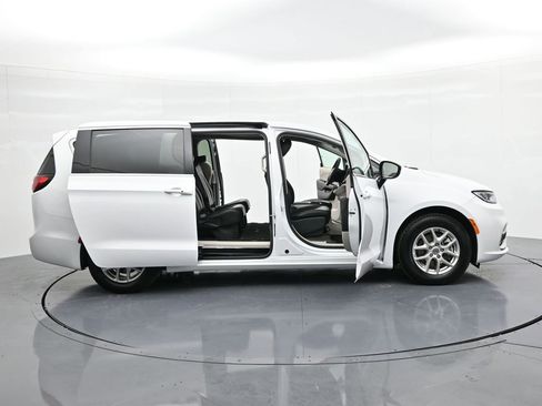 Used 2024 Chrysler Pacifica Touring-L image 22