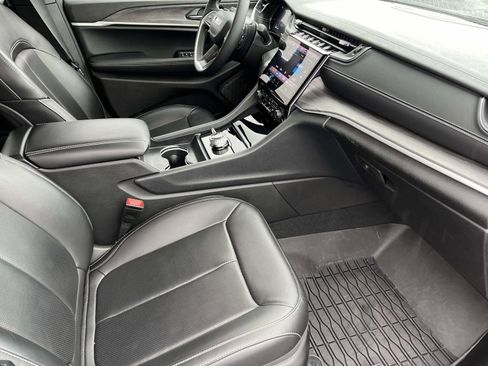 Used 2025 Jeep Grand Cherokee L Limited w/ Luxury Tech Group II image 23