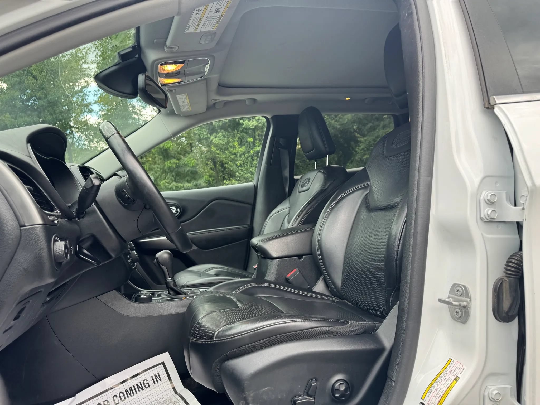 Used 2019 Jeep Cherokee Overland w/ Technology Group AWD/4WD image 18