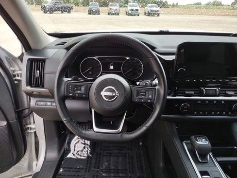 Used 2025 Nissan Pathfinder SL AWD/4WD image 12