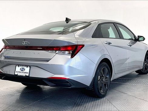 Used 2023 Hyundai Elantra SEL FWD image 2