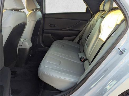 Certified 2025 Hyundai Elantra Limited image 18