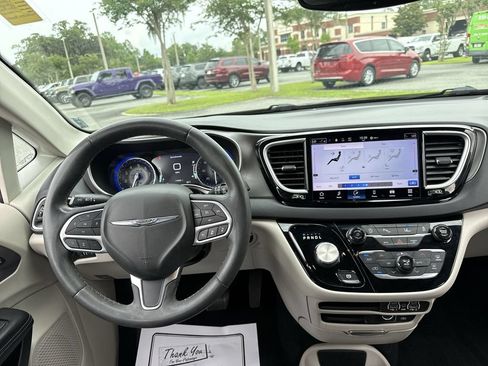 Used 2022 Chrysler Pacifica Touring-L FWD image 30