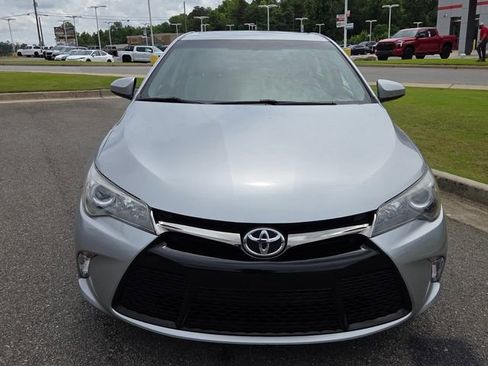 Used 2017 Toyota Camry SE w/ Moonroof Package FWD image 2