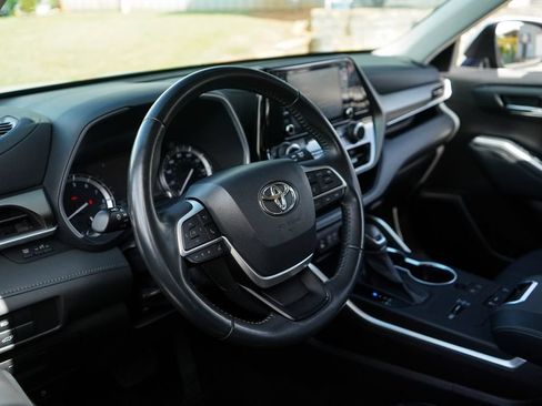 Used 2022 Toyota Highlander XLE FWD image 6