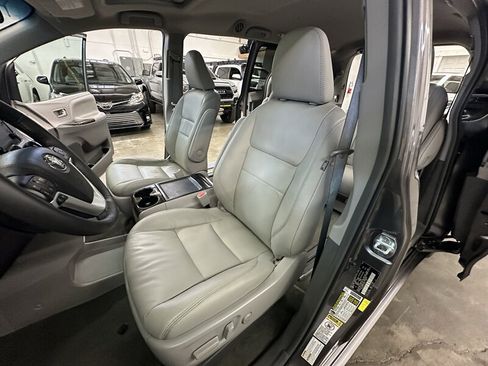 Used 2017 Toyota Sienna XLE w/ XLE Navigation Package AWD/4WD image 36