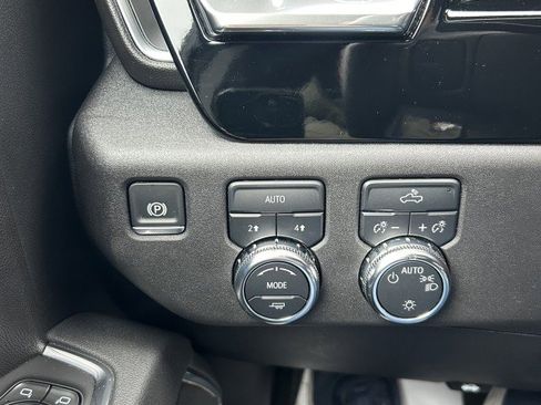 Used 2025 GMC Sierra 1500 SLE image 21