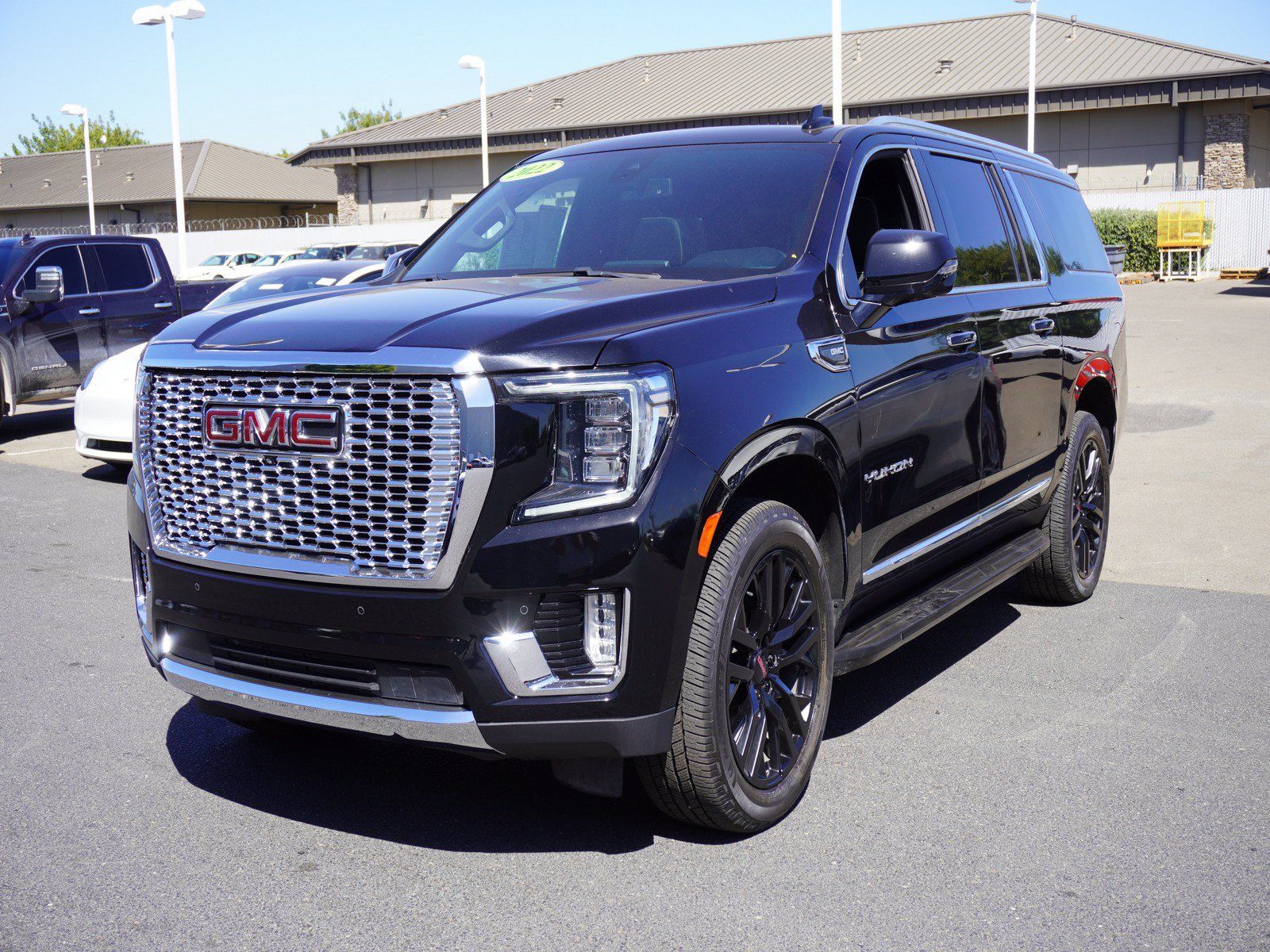 Used 2022 GMC Yukon XL SLT w/ SLT Premium Package AWD/4WD image 5