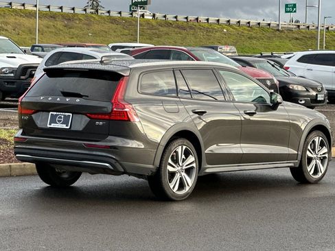 Used 2025 Volvo V60 B5 Cross Country Plus AWD/4WD image 3