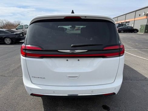 Used 2024 Chrysler Pacifica Touring-L image 8