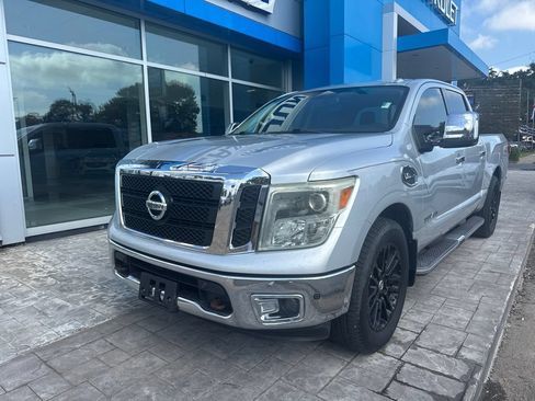 Used 2017 Nissan Titan SL w/ SL Towing Convenience Package RWD image 3