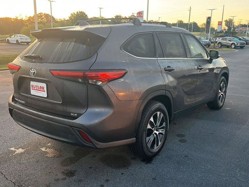 Used 2022 Toyota Highlander XLE image 6