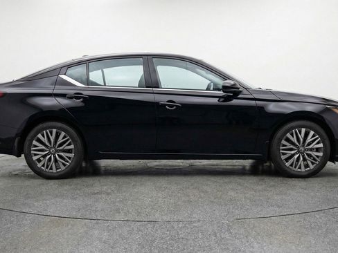 Used 2025 Nissan Altima 2.5 SV image 11