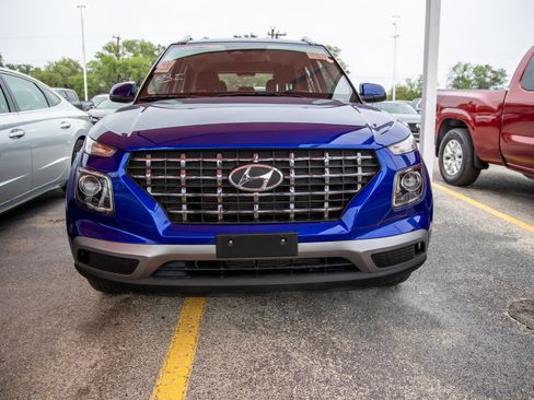 Used 2025 Hyundai Venue SEL FWD image 4