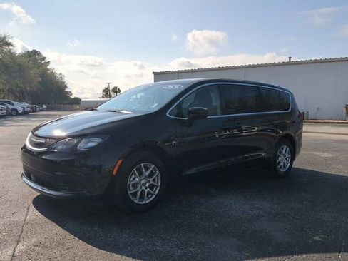 Used 2024 Chrysler Voyager LX image 8