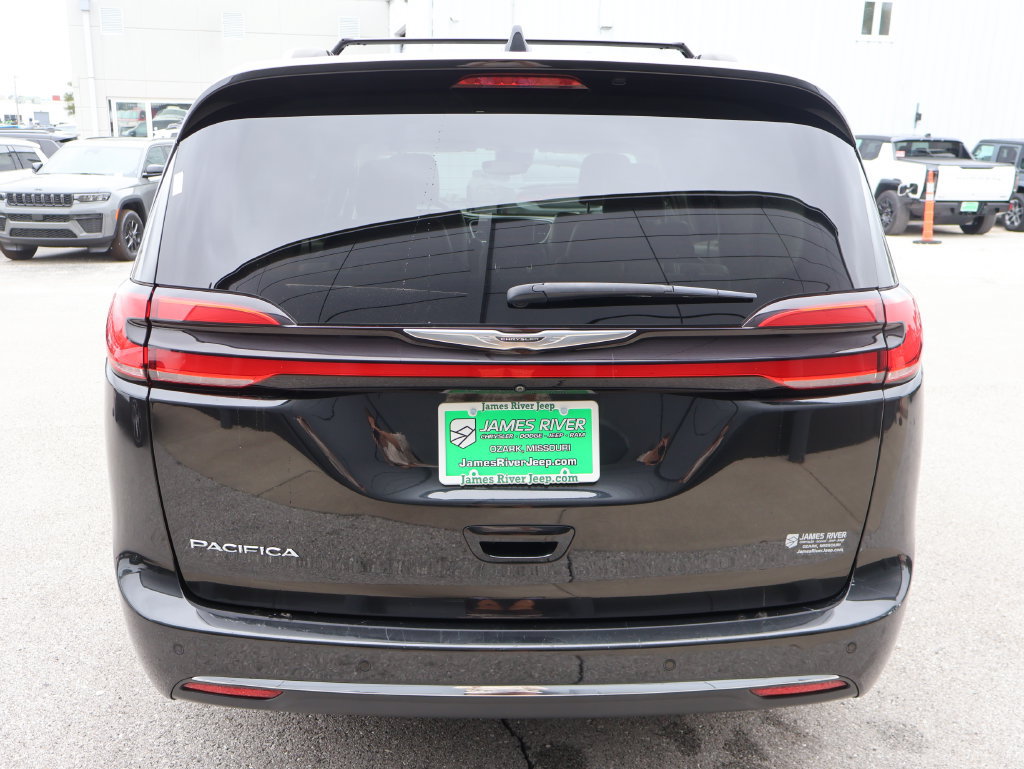 Used 2021 Chrysler Pacifica Touring-L FWD image 4
