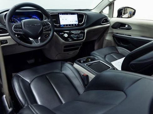 Used 2024 Chrysler Pacifica Touring-L image 19