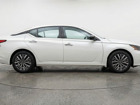 Used 2025 Nissan Altima 2.5 SV FWD image 11